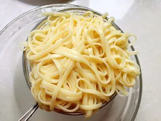 黑椒牛排炒意面,煮好的意面沥干水分。