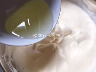 黑米蜂蜜小蛋糕,倒入玉米油(这时先不要拌)。