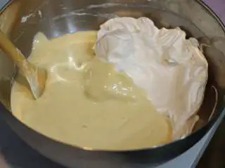 圣诞树枫糖戚风,将【步骤9】倒回剩余的蛋白霜中，继续用刮刀翻拌均匀