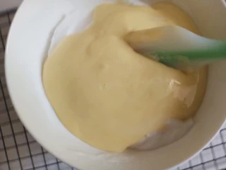 平底锅舒芙蕾,再把它倒回蛋白糊中,继续用刮刀翻拌均匀