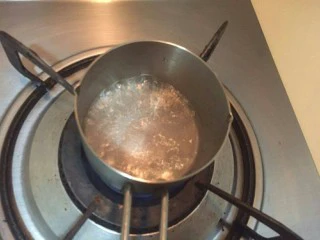 大理石花纹磅蛋糕,准备糖水20ml细砂糖10g加入到糖融化