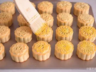 【烘焙配方】经典广式月饼,定型后取出表面刷少许蛋黄液,再放入烤箱继续烤15分钟样子