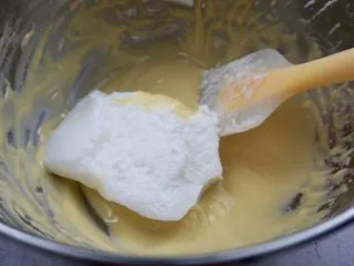 无水无油酸奶蛋糕 ,和面糊拌匀 