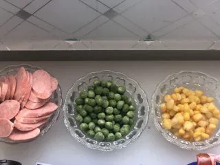 意式烤肠披萨,面团发酵的时间准备配料。