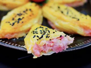 草莓芝士酥～蛋挞皮版,香酥可口的草莓芝士酥出炉咯，颜值爆棚有木有。