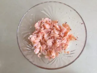磷虾番茄意大利面,取适量磷虾，其他的放回冰箱冷冻层