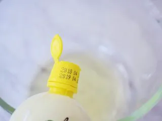 酸奶蛋糕(黄油版),蛋清加入柠檬汁,打至粗泡