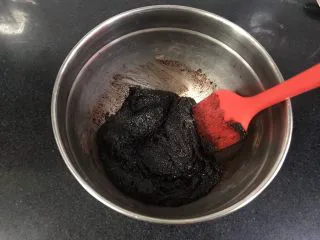 裂纹巧克力软饼干,用刮刀拌匀。