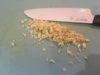 迷迭香烤羊排套餐,蒜头切末