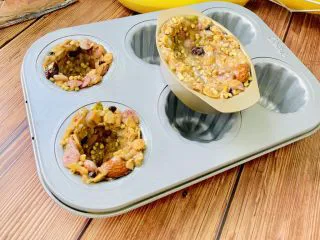 麦片酸奶水果杯,烘烤结束后取出放凉再脱模，出炉的时候满屋都飘香😌