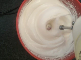 奶油生日蛋糕（无需抹面）,打发蛋白到中性发泡。