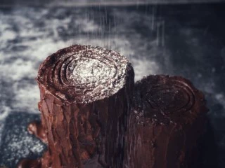 圣诞树根蛋糕,用汤匙将巧克力酱抹在蛋糕卷上,用叉子画出年轮,竖摆还是横着摆,随你喜欢咯