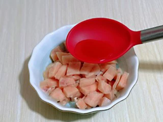 披萨新吃法~奥尔良鸡丁披萨,装入器具中,加入料酒。