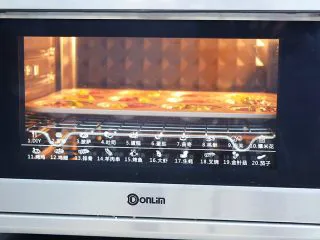 双色玛德琳蛋糕,放入预热好的东菱烤箱中，上下火170度，中层烤15分钟，烤好取出趁热脱模晾凉