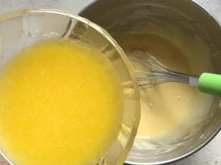 柠檬味小蛋糕,倒入融化的黄油（黄油最好温热的时候加入）再次搅拌均匀！ 