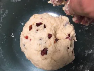 蔓越梅黄油面包,再用手简单的揉面。