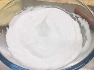 香蕉杯子蛋糕,蛋清加入白糖打发出小弯钩。