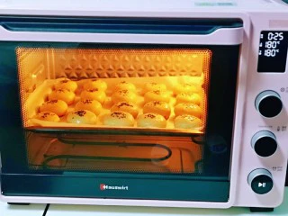 椰香桂花豆沙酥,上下管180度烤25分钟。(时间及温度根据自己家烤箱性能另定)