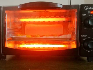 狂甩肯德基几条街的劲爆鸡米花,放入预热好的烤箱中,180度20分钟。