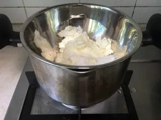 酸奶冻芝士蛋糕,奶酪和糖隔水融化，用手抽快速搅拌均匀，搅拌成糊状，细腻柔滑，无颗粒。