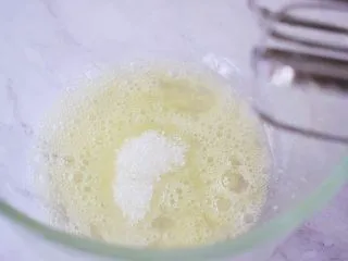 酸奶蛋糕(黄油版),分三次加入白糖,用电动打蛋器打发至湿性发泡状态