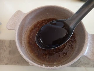 麻辣香酥烤豆皮,盛到碗里放凉后，加一勺蚝油