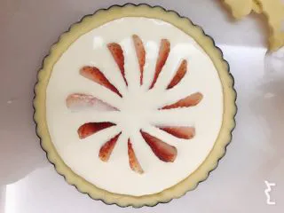 草莓挞（蛋挞皮➕蛋挞水通用）,放入草莓