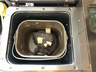 黑加仑黑米软欧包,4、待面粉基本上揉成面团放入黄油继续和面功能。