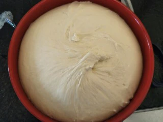 爆浆抹茶冰心面包,中种发酵好啦，这样制作的面包比直接法要柔软！用直接法就省略这步把材料全部加在一起就可以啦