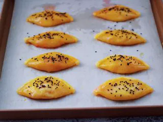 草莓芝士酥～蛋挞皮版,再撒上黑芝麻，再次入烤箱190度烤制10分钟。