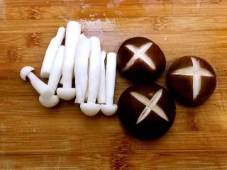 冬阴功海鲜汤or火锅,海鲜菇切段,香菇改花刀(应该用草菇的,我去晚了没买到)