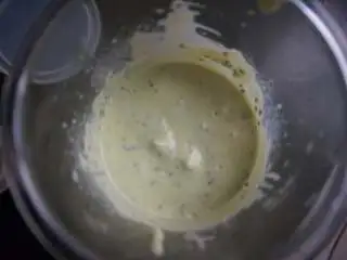 奇亚籽双色酸奶木糠杯,然后在杯中放入8g奇亚籽充分搅拌均匀