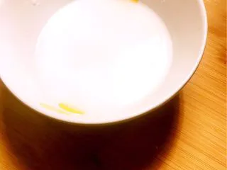 酸甜 & 辛辣 & 劲道 的意大利面,将适量马铃薯淀粉溶入水中,制作成淀粉溶液。