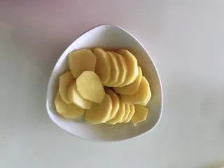 土豆爆浆芝士,土豆去皮切片,土豆也可更换成紫薯或者红薯,这个相对灵活多变。