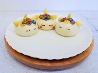 零色素卡通馒头可爱独角兽馒头,调整好,成品基本就这样了。放蒸锅里温水发酵30-40分钟。体积变两倍大小,手指按压缓慢回弹就可以上锅蒸了。中火1300w上汽以后蒸20分钟基本熟了。