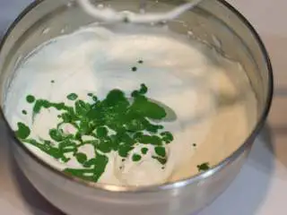 圣诞树枫糖戚风, 260g淡奶油+25g细砂糖打至刚刚出现纹路变浓稠时倒入抹茶奶油。 