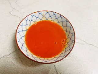 新奥尔良烤鸡腿,加入40克清水搅拌均匀