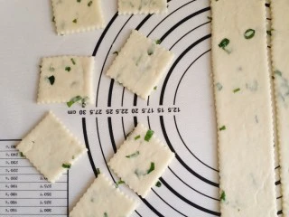 香葱苏打饼干,这样大小一致，薄厚均匀，烤的时候也会很均匀，不会有的烤的大一点有的小一点