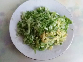 南瓜芹菜肉包子,也分别切成细沫