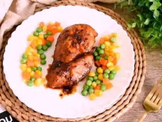 用中式调味品，做出西餐的感觉——豆豉酱烧鸡胸肉,.出锅装盘，淋上酱汁即可