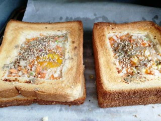 快手早餐&吐司鸡蛋烤火腿&小米粥,加点熟芝麻和黑胡椒粉就可以吃了。