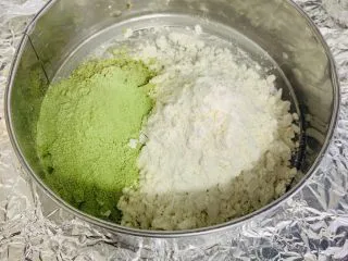 古早蛋糕（青汁）,低筋面粉、青汁、奶粉称量过筛