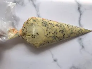 芝麻薄脆饼干,装入裱花袋中