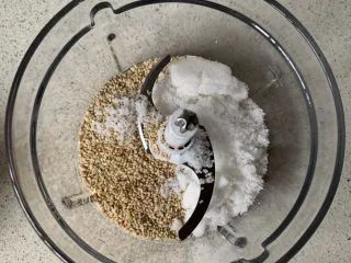 黑白芝麻酥块,白芝麻加糖,放入搅拌机搅碎