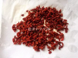 红糖枸杞软欧包,枸杞冲洗干净，用厨房纸巾吸干水分。