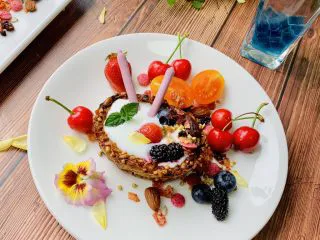 麦片酸奶水果杯,将酸奶倒入烘烤好的麦片杯中，加入水果，撒上麦片装饰。