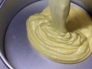 八寸戚风蛋糕,搅拌均匀的面糊从高处倒入八寸模具中(戚风蛋糕不能用不沾模具),这样是为了消除面糊中的大气泡