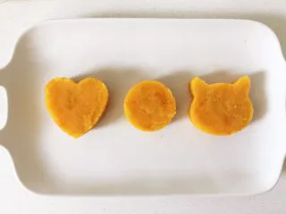 红薯酸奶小蛋糕,这就是做好造型的红薯泥啦