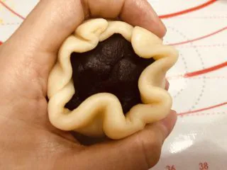 酥到掉渣的豆沙蛋黄酥,你要来一个吗?,包起刚才做好的豆沙蛋黄馅,包裹起来向上收口。