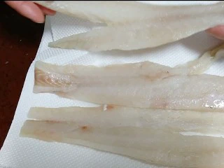 芙蓉鳕鱼锅贴,用厨房纸擦干鳕鱼多余水分